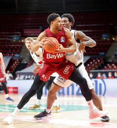 09.01.2022, BBL, FC Bayern Basketball vs Chemnitz Niners Basketball, im Bild: Augustine Rubit (FCB Basketball) vs Isiaha Mike (Chemnitz Niners)