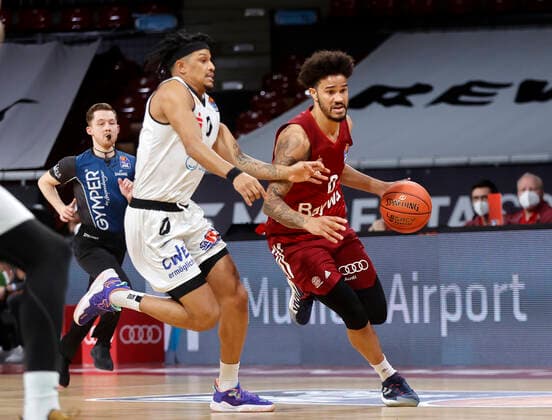 09.01.2022, BBL, FC Bayern Basketball vs Chemnitz Niners Basketball, im Bild: Nelson Weidemann (Chemnitz Niners) vs Nick Weiler-Babi (FCB Basketball)