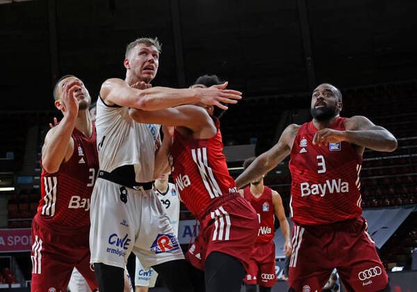 09.01.2022, BBL, FC Bayern Basketball vs Chemnitz Niners Basketball, im Bild: Gavin Schilling (FCB Basketball), Isiaha Mike (Chemnitz Niners), Niklas Wimberg (Chemnitz Niners) vs Jason George (FCB Basketball), Rivers K.C (FCB Basketball)