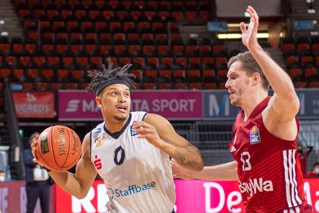 Nelson Weidemann 0 (Niners Chemnitz), Andreas Obst 13 (FC Bayern), FC Bayern Basketball vs. Chemnitz Niners, easyCredit BBL, 09.01.2022 Muenchen Bayern Deutschland