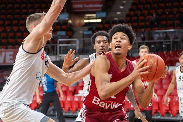 Niklas Wimberg 8 (Niners Chemnitz), Corey Walden 2 (FC Bayern), FC Bayern Basketball vs. Chemnitz Niners, easyCredit BBL, 09.01.2022 Muenchen Bayern Deutschland