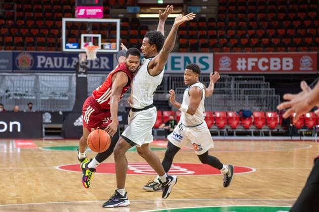 Corey Walden 2 (FC Bayern), Jonas Richter 7 (Niners Chemnitz), FC Bayern Basketball vs. Chemnitz Niners, easyCredit BBL, 09.01.2022 Muenchen Bayern Deutschland