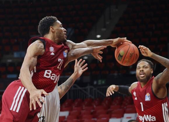 Unerreichbar . . . Bayerns 21 Augustine RUBIT und Bayerns 1 Deshaun THOMAS. Basketball, FC Bayern - Chemnitz, am 9.01.2022, Basketball Bundesliga, FC Bayern München Basketball - Niners Chemnitz, Saison 2021-2022, in Muenchen, A U D I D O M E, Deutschland. Quelle Copyright Credit : Oryk HAIST