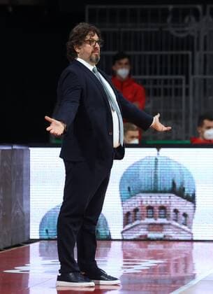 Ratlosigkeit in Muenchen . . . Bayerns - Head Coach Andrea TRINCHIERI. Basketball, FC Bayern - Chemnitz, am 9.01.2022, Basketball Bundesliga, FC Bayern München Basketball - Niners Chemnitz, Saison 2021-2022, in Muenchen, A U D I D O M E, Deutschland. Quelle Copyright Credit : Oryk HAIST