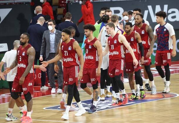 Enttaeuschung . . . Bayern - Spieler nach Spielende. Basketball, FC Bayern - Chemnitz, am 9.01.2022, Basketball Bundesliga, FC Bayern München Basketball - Niners Chemnitz, Saison 2021-2022, in Muenchen, A U D I D O M E, Deutschland. Quelle Copyright Credit : Oryk HAIST