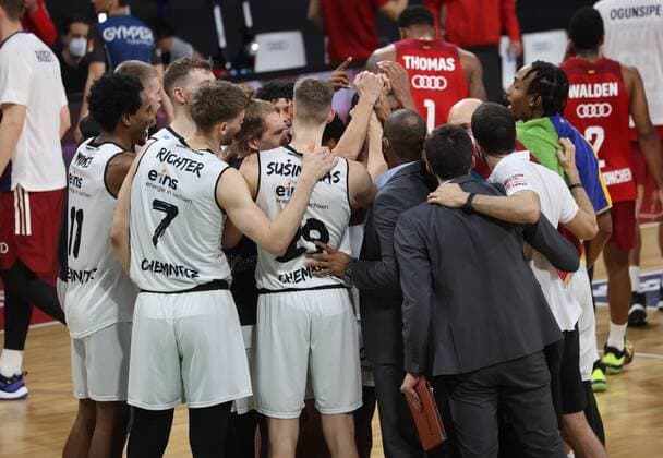 Chemnitz - Jubel nach Spielende. Basketball, FC Bayern - Chemnitz, am 9.01.2022, Basketball Bundesliga, FC Bayern München Basketball - Niners Chemnitz, Saison 2021-2022, in Muenchen, A U D I D O M E, Deutschland. Quelle Copyright Credit : Oryk HAIST