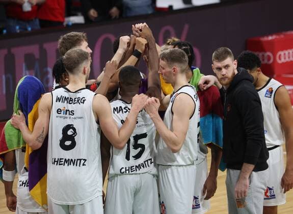 Chemnitz - Jubel nach Spielende. Basketball, FC Bayern - Chemnitz, am 9.01.2022, Basketball Bundesliga, FC Bayern München Basketball - Niners Chemnitz, Saison 2021-2022, in Muenchen, A U D I D O M E, Deutschland. Quelle Copyright Credit : Oryk HAIST