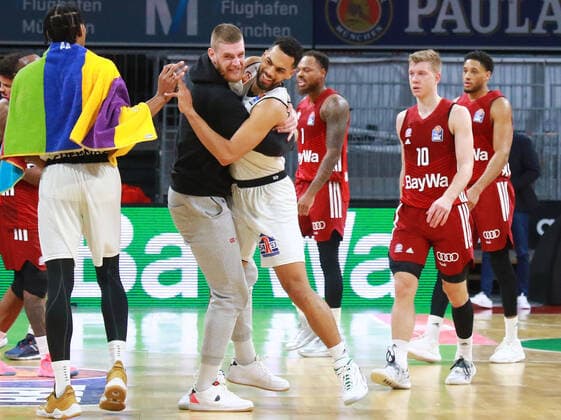 52 Trent Lockett, 3.v.l (Niners Chemnitz) und Mitspieler bejubeln den Sieg. Jubel, Schlussjubel. 1 Deshaun Thomas, 10 Ognjen Jaramaz (FCBB) rot, Frust, Enttaueschung Basketball BBL FC Bayern München - Niners Chemnitz im Audi Dome am 09.01.2021 FOTO: Mladen Lackovic LakoPress