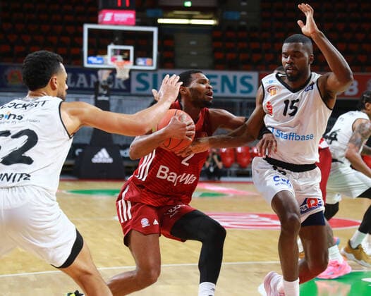 2 Corey Walden (FCBB) gegen 15 Frantz Massenat, 52 Trent Lockett (Niners Chemnitz) Basketball BBL FC Bayern München - Niners Chemnitz im Audi Dome am 09.01.2021 FOTO: Mladen Lackovic LakoPress