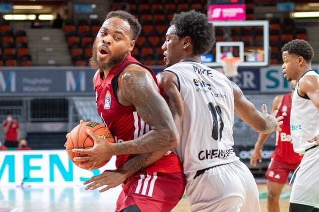 Thomas Deshaun 1 (FC Bayern), Isiaha Mike 11 (Niners Chemnitz), FC Bayern Basketball vs. Chemnitz Niners, easyCredit BBL, 09.01.2022 Muenchen Bayern Deutschland