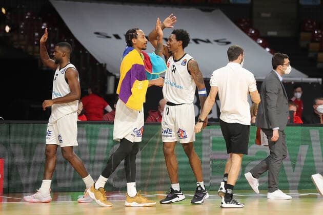 Darion Atkins (NINERS Chemnitz, 44) und Isiaha Mike (NINERS Chemnitz, 11) bejubeln den Sieg GER, FC Bayern Basketball vs. NINERS Chemnitz, Basketball, 1.Bundesliga, Saison 2021 2022, 09.01.2022, GER, FC Bayern Basketball vs. NINERS Chemnitz, Basketball, 1.Bundesliga, Saison 2021 2022, 09.01.2022 Muenchen Copyright: xEIBNER MarcelxEngelbrechtx EP_EER