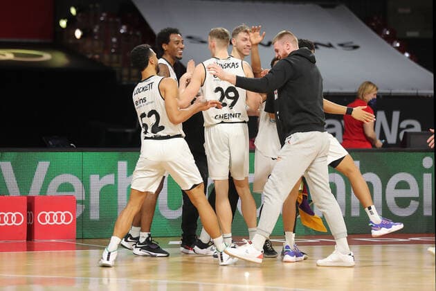 Chemnitz bejubelt den Sieg gegen Bayern Basketball GER, FC Bayern Basketball vs. NINERS Chemnitz, Basketball, 1.Bundesliga, Saison 2021 2022, 09.01.2022, GER, FC Bayern Basketball vs. NINERS Chemnitz, Basketball, 1.Bundesliga, Saison 2021 2022, 09.01.2022 Muenchen Copyright: xEIBNER MarcelxEngelbrechtx EP_EER