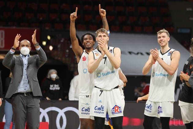 Chemnitz bejubelt den Sieg GER, FC Bayern Basketball vs. NINERS Chemnitz, Basketball, 1.Bundesliga, Saison 2021 2022, 09.01.2022, GER, FC Bayern Basketball vs. NINERS Chemnitz, Basketball, 1.Bundesliga, Saison 2021 2022, 09.01.2022 Muenchen Copyright: xEIBNER MarcelxEngelbrechtx EP_EER