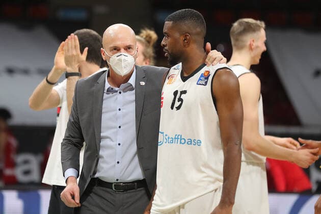 Rodrigo Pastore (NINERS Chemnitz, Chef-Trainer) im Gespraech mit Frantz Massenat (NINERS Chemnitz, 15) GER, FC Bayern Basketball vs. NINERS Chemnitz, Basketball, 1.Bundesliga, Saison 2021 2022, 09.01.2022, GER, FC Bayern Basketball vs. NINERS Chemnitz, Basketball, 1.Bundesliga, Saison 2021 2022, 09.01.2022 Muenchen Copyright: xEIBNER MarcelxEngelbrechtx EP_EER