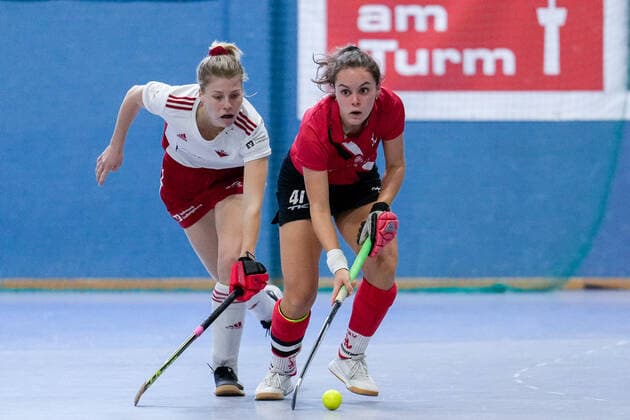 v.li.: Lilli Lang (BHTC, 71), Kira Elena Schanzenbecher (TSVMH, 41), Zweikampf, Spielszene, Duell, duel, tackle, tackling, Dynamik, Action, Aktion, 09.01.2022, Mannheim (Deutschland), Hallenhockey, 1. Bundesliga Süd, Damen, TSV Mannheim - Bietigheimer HTC