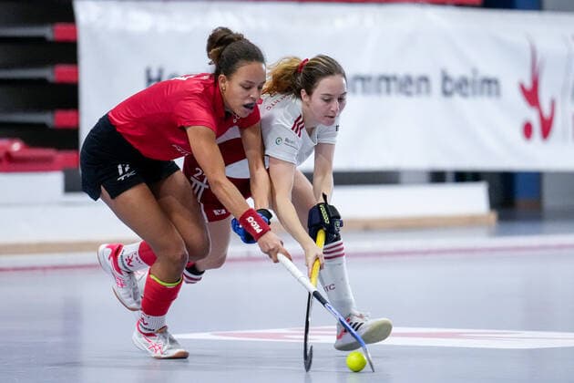 v.li.: Tara Duus (TSVMH, 17), Neele Fili (BHTC, 21), Zweikampf, Spielszene, Duell, duel, tackle, tackling, Dynamik, Action, Aktion, 09.01.2022, Mannheim (Deutschland), Hallenhockey, 1. Bundesliga Süd, Damen, TSV Mannheim - Bietigheimer HTC