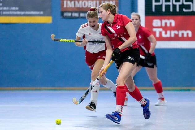 v.li.: Lilli Lang (BHTC, 71), Lisa Schall (TSVMH, 55), Aktion, Action, Spielszene, 09.01.2022, Mannheim (Deutschland), Hallenhockey, 1. Bundesliga Süd, Damen, TSV Mannheim - Bietigheimer HTC