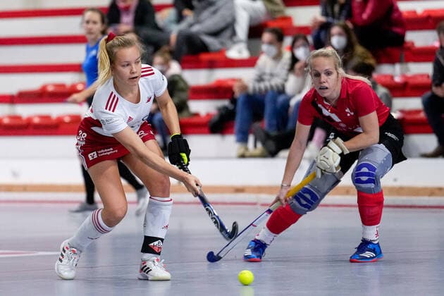 v.li.: Greta Meissner (BHTC, 38), Lydia Bechthold-Haase (Lydia Haase, TSVMH, 4), Aktion, Action, Spielszene, 09.01.2022, Mannheim (Deutschland), Hallenhockey, 1. Bundesliga Süd, Damen, TSV Mannheim - Bietigheimer HTC