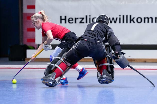 v.li.: Lydia Bechthold-Haase (Lydia Haase, TSVMH, 4), Lina Rönsch (Torwart, BHTC, 1), Aktion, Action, Spielszene, 09.01.2022, Mannheim (Deutschland), Hallenhockey, 1. Bundesliga Süd, Damen, TSV Mannheim - Bietigheimer HTC
