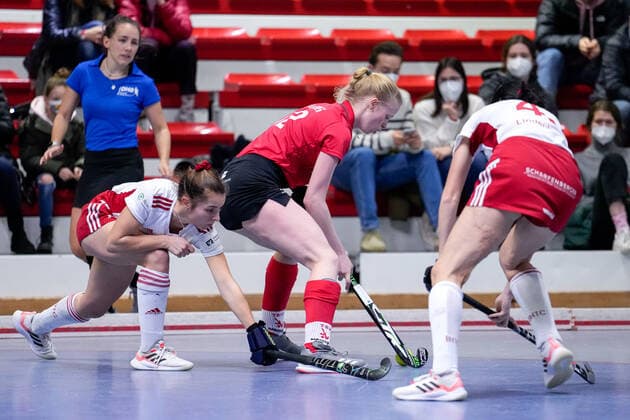 v.li.: Dina Fili (BHTC, 77), Jana Hohlweg (TSVMH, 12), Theresa Lindenberger (BHTC, 43), Zweikampf, Spielszene, Duell, duel, tackle, tackling, Dynamik, Action, Aktion, 09.01.2022, Mannheim (Deutschland), Hallenhockey, 1. Bundesliga Süd, Damen, TSV Mannheim - Bietigheimer HTC