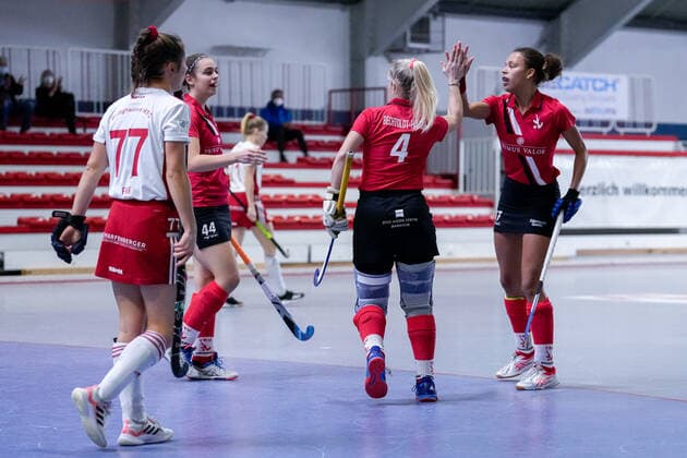 v.li.: Dina Fili (BHTC, 77), Violetta Klein (TSVMH, 44), Lydia Bechthold-Haase (Lydia Haase, TSVMH, 4), Tara Duus (TSVMH, 17), Spielerinnen vom TSV Mannheim Hockey, jubeln über das Tor zum 5:2, Jubel, Torjubel, Torerfolg, celebrate the goal, goal, celebration, Jubel ueber das Tor, optimistisch, Spielszene, Highlight, Action, Aktion, 09.01.2022, Mannheim (Deutschland), Hallenhockey, 1. Bundesliga Süd, Damen, TSV Mannheim - Bietigheimer HTC
