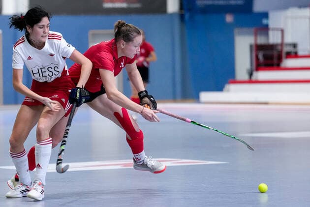 v.li.: Theresa Lindenberger (BHTC, 43), Laura Keibel (TSVMH, 13), Zweikampf, Spielszene, Duell, duel, tackle, tackling, Dynamik, Action, Aktion, 09.01.2022, Mannheim (Deutschland), Hallenhockey, 1. Bundesliga Süd, Damen, TSV Mannheim - Bietigheimer HTC