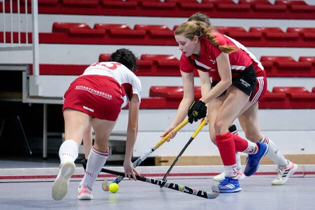 v.li.: Theresa Lindenberger (BHTC, 43), Lisa Schall (TSVMH, 55), Neele Fili (BHTC, 21), Zweikampf, Spielszene, Duell, duel, tackle, tackling, Dynamik, Action, Aktion, 09.01.2022, Mannheim (Deutschland), Hallenhockey, 1. Bundesliga Süd, Damen, TSV Mannheim - Bietigheimer HTC