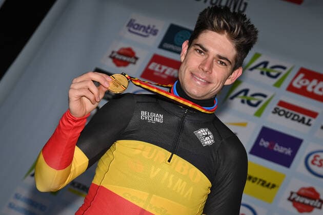 Bilder des Jahres 2022, Sport 01 Januar Sport Themen der Woche KW01 Belgian Wout Van Aert , winner of the gold medal celebrates on the podium of the men s elite race at the Belgian Championships cyclocross cycling in Middelkerke on Sunday 09 January 2022. DAVIDxSTOCKMAN  x3169847x
