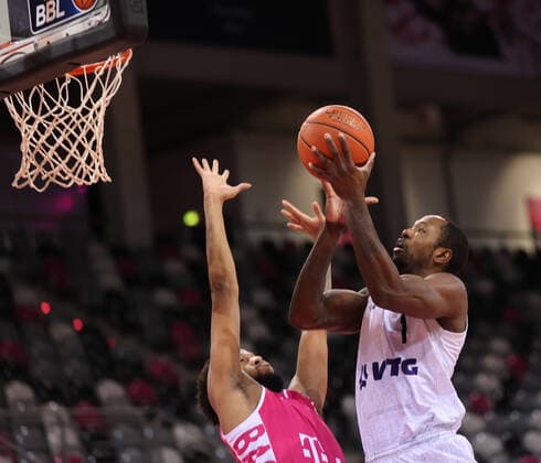 Bonn, Deutschland, 09.01.2022, Telekom Dome, Basketball, BBL, 16. Spieltag, Telekom Baskets Bonn vs Hamburg Towers: Zachary Brown (Hamburg), Skyler Bowlin (Bonn)