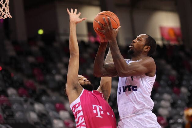 Bonn, Deutschland, 09.01.2022, Telekom Dome, Basketball, BBL, 16. Spieltag, Telekom Baskets Bonn vs Hamburg Towers: Zachary Brown (Hamburg), Skyler Bowlin (Bonn)