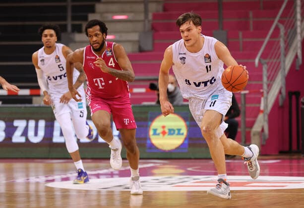 Bonn, Deutschland, 09.01.2022, Telekom Dome, Basketball, BBL, 16. Spieltag, Telekom Baskets Bonn vs Hamburg Towers: Justin Gorham (Bonn), Maik Kotsar (Hamburg)