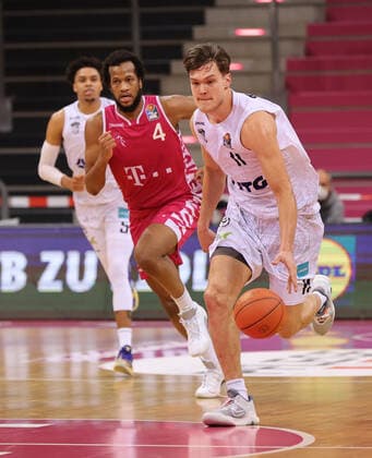 Bonn, Deutschland, 09.01.2022, Telekom Dome, Basketball, BBL, 16. Spieltag, Telekom Baskets Bonn vs Hamburg Towers: Justin Gorham (Bonn), Maik Kotsar (Hamburg)