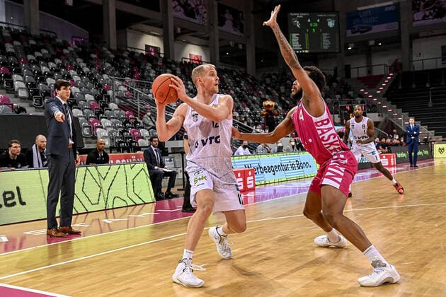 easyCredit BBL, Telekom Baskets Bonn vs. Hamburg Towers, 09.01.2022 Seth Hinrichs (Hamburg Towers 12), easyCredit BBL, Telekom Baskets Bonn vs. Hamburg Towers am 09.01.2022 im Telekom Dome Bonn, Bonn (Nordrhein-Westfalen) Copyright: xBEAUTIFULxSPORTS Mueller-Laschetx