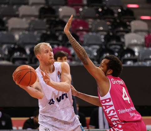 Bonn, Deutschland, 09.01.2022, Telekom Dome, Basketball, BBL, 16. Spieltag, Telekom Baskets Bonn vs Hamburg Towers: Seth Hinrichs (Hamburg), Justin Gorham (Bonn)