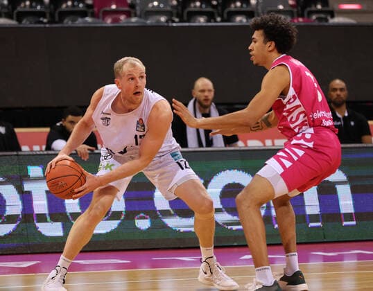 Bonn, Deutschland, 09.01.2022, Telekom Dome, Basketball, BBL, 16. Spieltag, Telekom Baskets Bonn vs Hamburg Towers: Seth Hinrichs (Hamburg), Tyson Ward (Bonn)