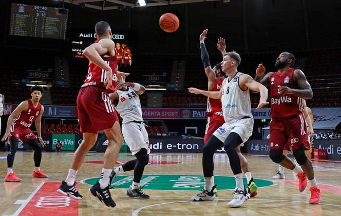 09.01.2022, BBL, FC Bayern Basketball vs Chemnitz Niners Basketball, im Bild: Jason George (FCB Basketball), Augustine Rubit (FCB Basketball),Eric Washington (Chemnitz Niners), Deshaun Thomas (FCB Basketball), Niklas Wimberg (Chemnitz Niners), Rivers K.C (FCB Basketball)