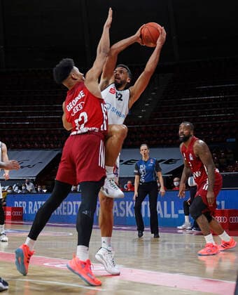 09.01.2022, BBL, FC Bayern Basketball vs Chemnitz Niners Basketball, im Bild: Jason George (FCB Basketball) vs Trent Lockett (Chemnitz Niners), Rivers K.C (FCB Basketball) schaut zu