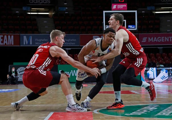09.01.2022, BBL, FC Bayern Basketball vs Chemnitz Niners Basketball, im Bild: Ognjen Jaramaz (FCB Basketball), Eric Washington (Chemnitz Niners) und Andreas Obst (FCB Basketball)