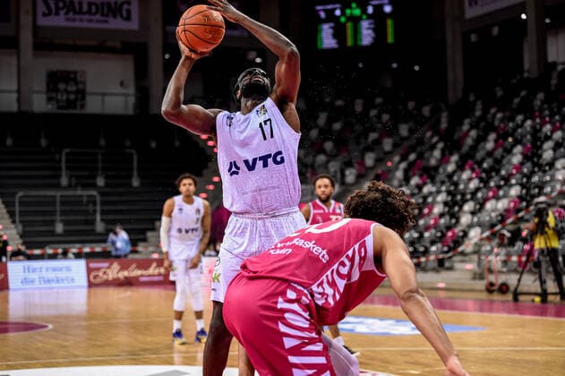 easyCredit BBL, Telekom Baskets Bonn vs. Hamburg Towers, 09.01.2022 Eddy Edigin (Hamburg Towers 17), easyCredit BBL, Telekom Baskets Bonn vs. Hamburg Towers am 09.01.2022 im Telekom Dome Bonn, Bonn (Nordrhein-Westfalen) Copyright: xBEAUTIFULxSPORTS Mueller-Laschetx
