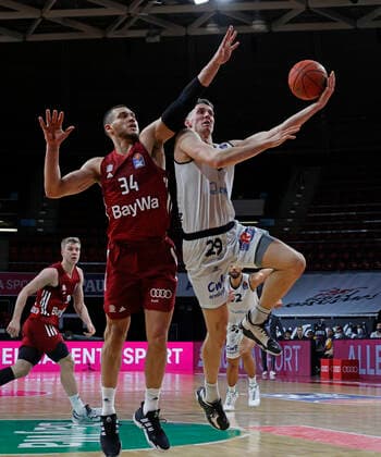 09.01.2022, BBL, FC Bayern Basketball vs Chemnitz Niners Basketball, im Bild: Gavin Schilling (FCB Basketball) vs Mindaugas Susinskas (Chemnitz Niners)