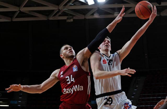 09.01.2022, BBL, FC Bayern Basketball vs Chemnitz Niners Basketball, im Bild: Gavin Schilling (FCB Basketball) vs Mindaugas Susinskas (Chemnitz Niners)