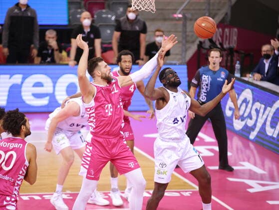 Leon Kratzer Telekom Baskets Bonn vs. Eddy Edigin Hamburg Towers easyCredit BBL 1. Bundesliga , Saison 2021 2022 , Hauptrunde 16. Spieltag