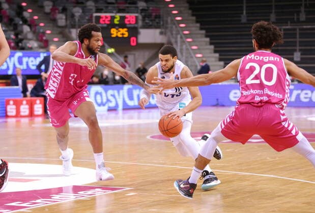 Justin Gorham, Jeremy Morgan Telekom Baskets Bonn vs. Ray McCallum Hamburg Towers easyCredit BBL 1. Bundesliga , Saison 2021 2022 , Hauptrunde 16. Spieltag