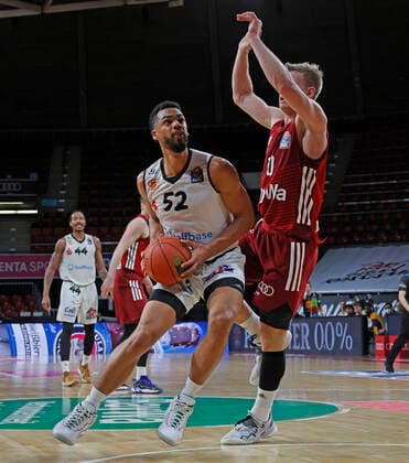 09.01.2022, BBL, FC Bayern Basketball vs Chemnitz Niners Basketball, im Bild: Darion Atkins (Chemnitz Niners), Leon Radosevic (FCB Basketball), Trent Lockett (Chemnitz Niners), Ognjen Jaramaz (FCB Basketball)