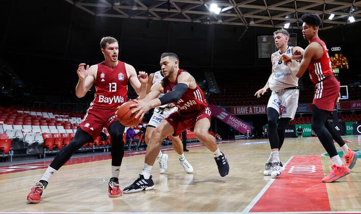 09.01.2022, BBL, FC Bayern Basketball vs Chemnitz Niners Basketball, im Bild: Andreas Obst (FCB Basketball), Trent Lockett (Chemnitz Niners), Gavin Schilling (FCB Basketball), Niklas Wimberg (Chemnitz Niners), Jason George (FCB Basketball)