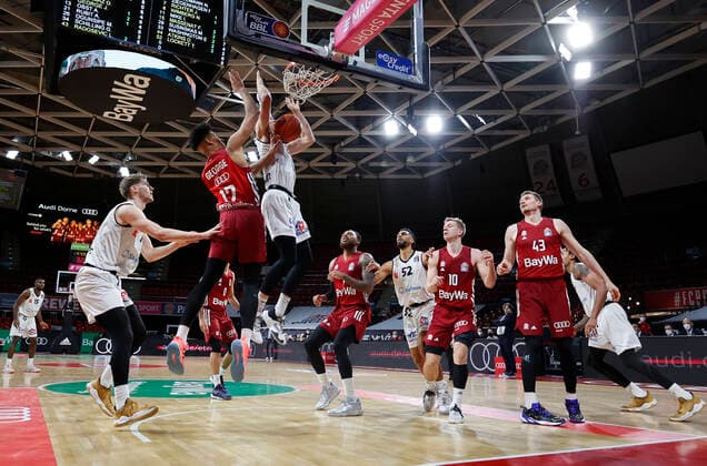 09.01.2022, BBL, FC Bayern Basketball vs Chemnitz Niners Basketball, im Bild: Jonas Richter (Chemnitz Niners), Jason George (FCB Basketball), Niklas Wimberg (Chemnitz Niners), Deshaun Thomas (FCB Basketball), Trent Lockett (Chemnitz Niners), Ognjen Jaramaz (FCB Basketball), Leon Radosevic (FCB Basketball). Darion Atkins (Chemnitz Niners)