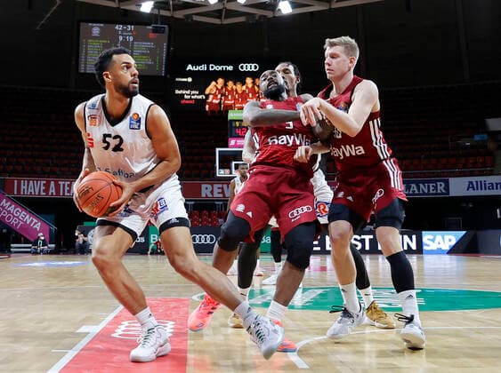 09.01.2022, BBL, FC Bayern Basketball vs Chemnitz Niners Basketball, im Bild: Trent Lockett (Chemnitz Niners), Rivers K.C (FCB Basketball), Darion Atkins (Chemnitz Niners) und Ognjen Jaramaz (FCB Basketball)
