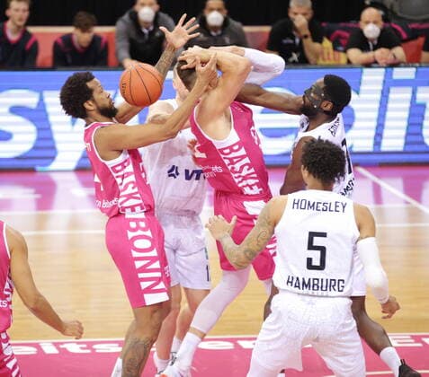 Justin Gorham, Leon Kratzer Telekom Baskets Bonn vs. Hamburg Towers easyCredit BBL 1. Bundesliga , Saison 2021 2022 , Hauptrunde 16. Spieltag