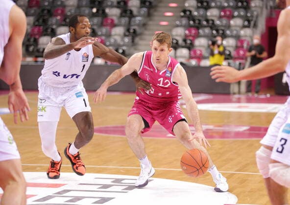 Skyler Bowlin Telekom Baskets Bonn vs. Zachary Brown Hamburg Towers easyCredit BBL 1. Bundesliga , Saison 2021 2022 , Hauptrunde 16. Spieltag