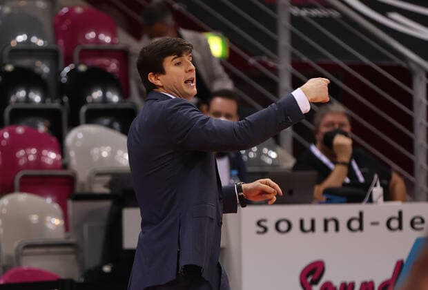 Bonn, Deutschland, 09.01.2022, Telekom Dome, Basketball, BBL, 16. Spieltag, Telekom Baskets Bonn vs Hamburg Towers: Headcoach Pedro Calles (Hamburg) gestikuliert, Gestik.